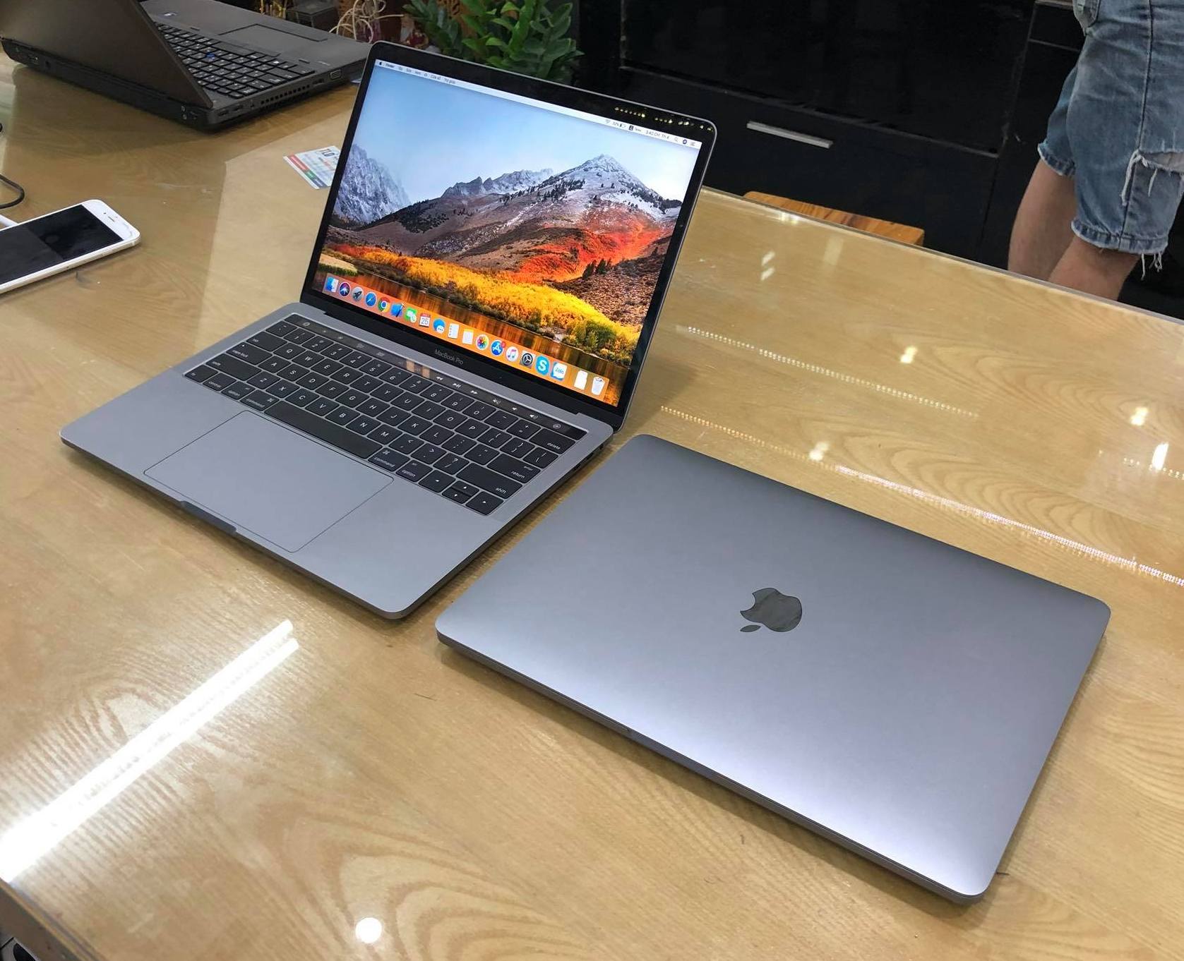 Macbook Pro MNQF2 13,3 inch Touch Bar-1.jpg